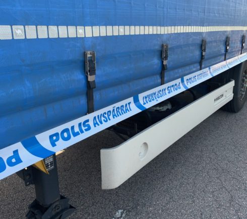 Den numera körkortslöse föraren sitter i sitt fordon idag, men Polisens avspärrningstejp skyltar med all önskvärd tydlighet att detta ekipage har använts då överträdelser begåtts.
