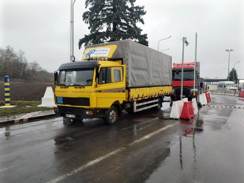Första lastbilen som levererades - TA1. Detta var Take Aanstoots egen lastbil sedan länge. Lastbilen levererades till Edelweiss 4 april och tre dagar senare var TA1 i nyss fritagna Bucha där den levererade utrustning till de civila som hade överlevt ockupationen. Foto: Take Aanstoot / Blågula Bilen.