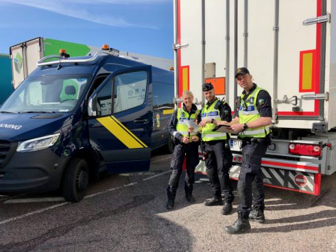 Kustbevakningens farligt godsgrupp i Skåne, från vänster Jonna Ström, Daniel Nilsson och Arvid Tedvik, gör farligt godskontroller i de sydsvenska hamnarna. Foto: Martina Utbult.
