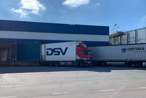 Det är inte bara yrkestrafikgruppen som har ögonen på det kända åkeriet. Även läsare reagerar på att åkeriets fordon fortsätter att synas hos Coop. Ortimaekipaget har inte med ärendet att göra. Foto: Läsarbild.