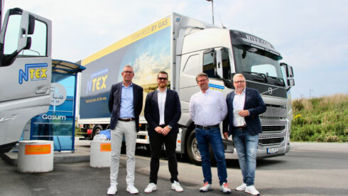 Från vänster Jan Lundberg, vd Ntex Inrikes, Josef Hansson Lastbilssäljare på Volvo Truck Center, Erik Fromell, Business Development Manager Gasum och Clas Westling, Sales Manager på Gasum.