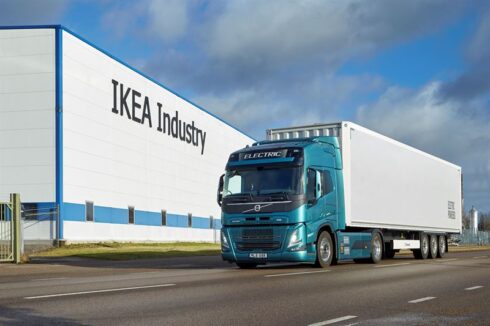 IKEA ska börja använda eldrivna Volvo-lastbilar för sina interna transporter i Polen.