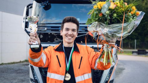 Med imponerande 132 poäng vann Kalle Svensson dagens kvaltävling till Yrkes-SM för unga lastbilschaufförer. Foto: TYA.