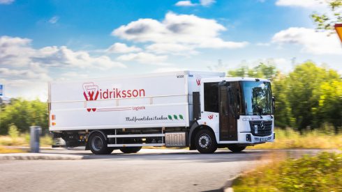 Widriksson Logistik satsar på trafiksäkerhet och arbetsmiljö genom ny distributionsbil från Mercedes-Benz.