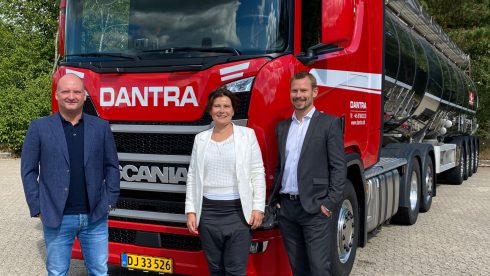 Till höger Marc Ahrenfeldt Jeel, vd, och Lone Kjær, CFO, är Dantras nya ledarduo efter att förre vd:n Kenneth Jensen till vänster har lämnat sin post. Foto: Dantra Group.