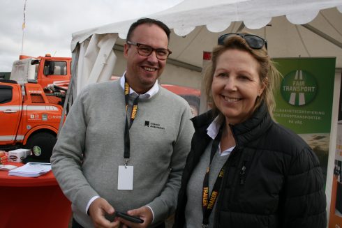 Till vänster Peter Svensson och vid hans sida Liane Ask, båda från Sveriges Åkeriföretag. Foto: Heidi Bodensjö/Proffs.