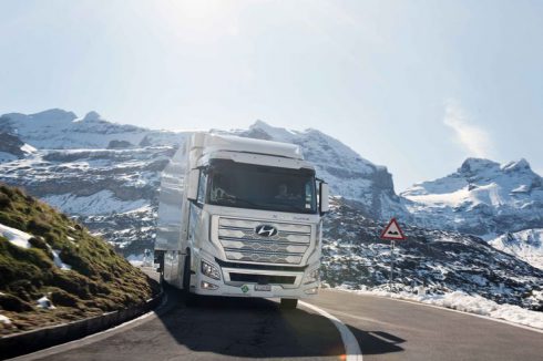 Hyundai Xcient i Schweiz. Sedan 2020 har den koreanska tillverkaren levererat dussintals modeller av sin vätebränslecellsbil till speditörer och arbetstransporter. Foto: Hyundai Motors.