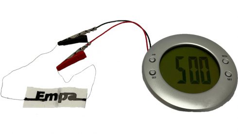 När forskningsteamet på Empa testade pappersbatteriet producerade det 1.2V och kunde driva displayen på en helt vanlig väckarklocka i ungefär en timme. Foto: EMPA.