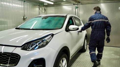 I kylkammaren kan två bilar kylas ner till -40 °C för att testa gränserna för både nya och gamla batterier. Foto: Clarios.