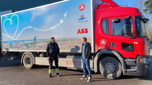 Inom några år hoppas Andreas Backström (till höger) att samtliga av AA Logistiks lastbilar ska vara eldrivna.