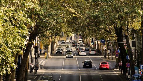Inom bonus-malus har man inte heller ställt krav på att hybridbilar ska använda förnybart bränsle när de inte körs på el. Systemet har också haft en fördelningspolitisk slagsida. Foto: Pixabay.